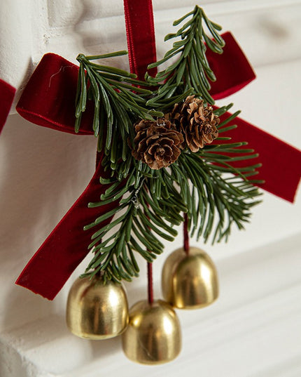 Ornament de Brad, tip Funda de Craciun cu 3 Clopotei Aurii si Conuri de Brad, Panglica Rosie de Velvet