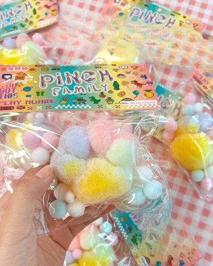 Jucarie Antistres Squishy, cu Revenire Lenta, Squeeze Pinch Family, Model Labuta de Pisica Pufoasa, 6x6 cm, 70g, Ambalaj
