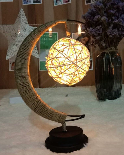 Lampa veghe semi-luna cu glob din rattan, led