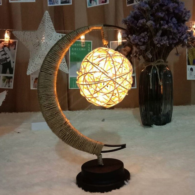 Lampa veghe semi-luna cu glob din rattan, led