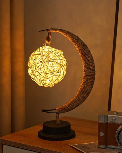 Lampa veghe semi-luna cu glob din rattan, led