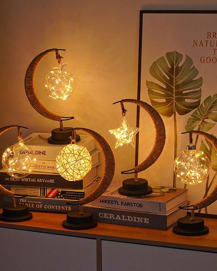 Lampa veghe semi-luna cu glob din rattan, led