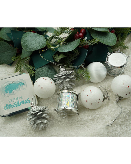 de 12 ornamente de brad, de tip Glob