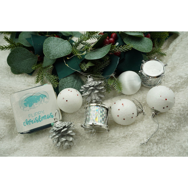 de 12 ornamente de brad, de tip Glob