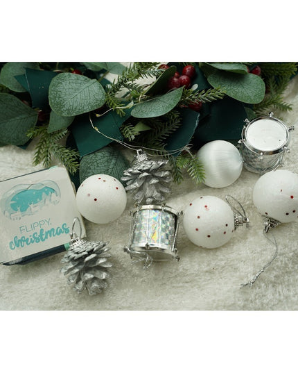 de 12 ornamente de brad, de tip Glob