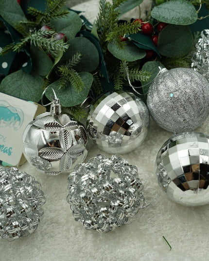 de 12 ornamente de brad, de tip Glob