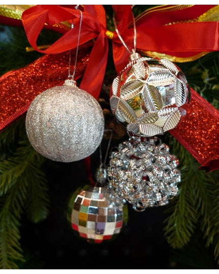 de 12 ornamente de brad, de tip Glob