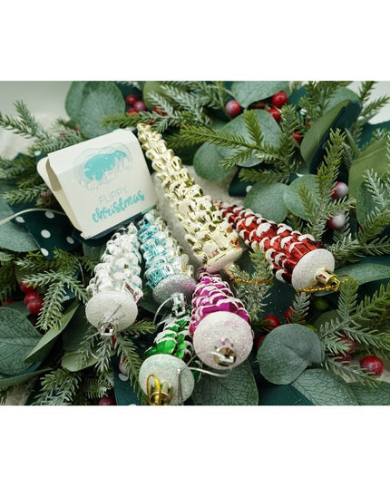 de 6 ornamente de brad, de tip Con de brad