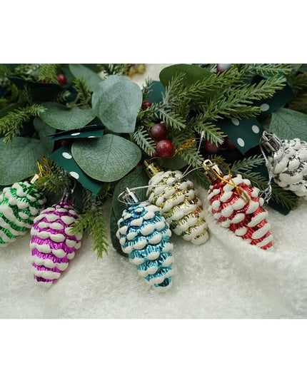 de 6 ornamente de brad, de tip Con de brad