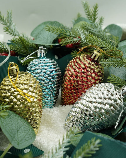 de 6 ornamente de brad, de tip Con de brad