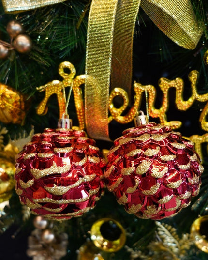 de 6 ornamente de brad, de tip Con de brad