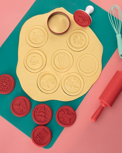 6 stampile pentru prajituri tematica de Craciun, din silicon alimentar non-toxic, taietor aluat inclus,maner din plastic, compact, usor de depozitat