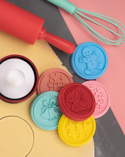 6 stampile pentru prajituri tematica de Craciun, din silicon alimentar non-toxic, taietor aluat inclus,maner din plastic, compact, usor de depozitat