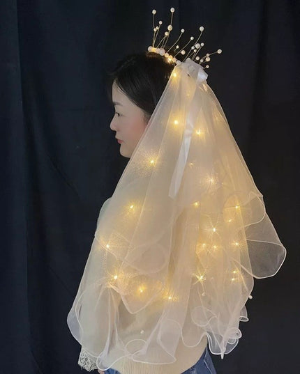 Voal Luminos cu Coronita, Lumina