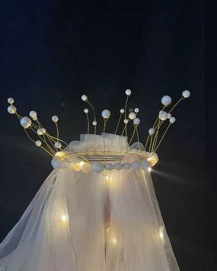 Voal Luminos cu Coronita, Lumina