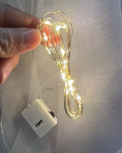 Voal Luminos cu Coronita, Lumina